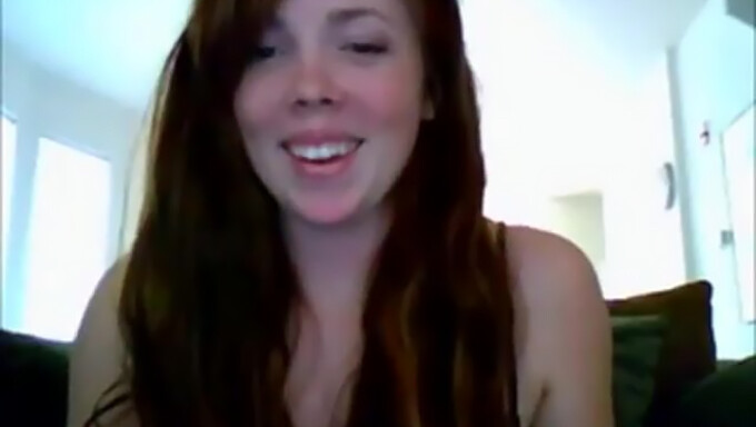 Voyage Intime D'Auto-Plaisir D'Une Rousse En Webcam