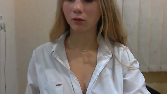 Belle Blonde Aux Gros Seins Naturels Dans Une Vidéo Chaude