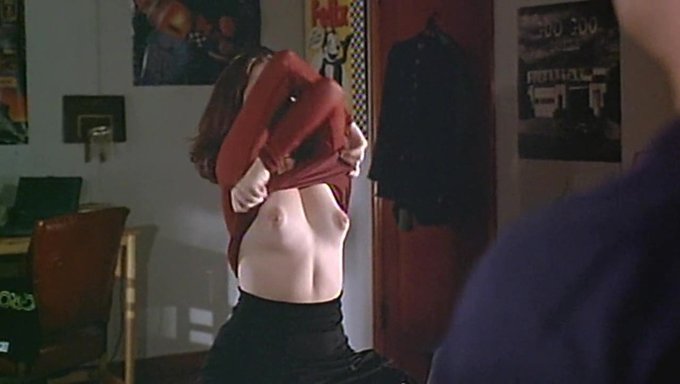 La Beauté Américaine Holly Marie Combs Se Déshabille Dans Une Vidéo Rétro Vintage