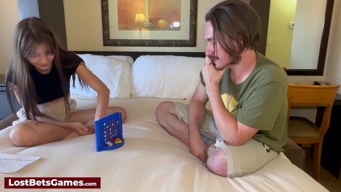 Un Jeune Couple Transforme Un Jeu De Société En Une Session De Sexe Torride