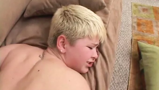 Une Belle Jeune Américaine Se Fait Baiser Le Visage Et Les Seins Par Une Bite Noire
