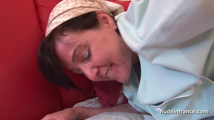 Une Milf Française Mature Montre Son Corps Courbé Et Séduit Un Jeune Homme