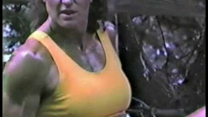 Joanne Mccartney En Bas Et En Haut De Bikini Jaune Sur Une Voie Ferrée