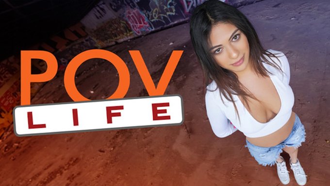 La Session Pov Intense De Reyna Et Ike Avec Des Plans Rapprochés Et Des Haut-Le-Cœur
