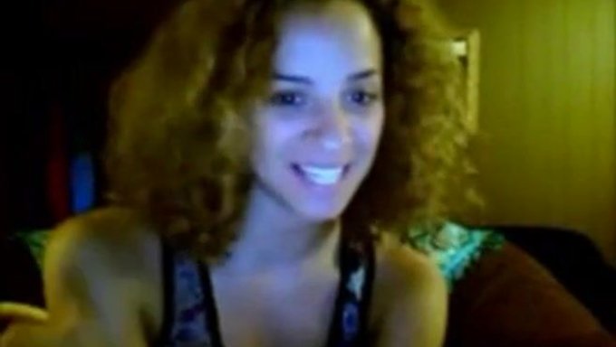 Strip-Tease Ébène Séduisant Dans Un Strip-Tease Webcam