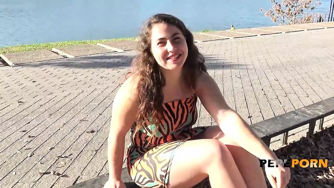 Gorge Profonde Et Action Orale Dans Un Trio Chaud Avec Une Jolie Nana