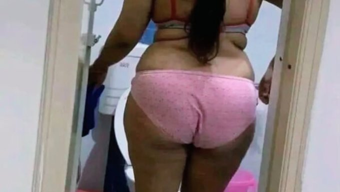 Une Caméra Cachée Capture Des Préliminaires Intimes Et Une Branlette Dans La Salle De Bain