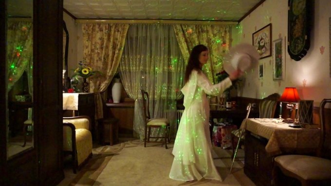 Vidéo De Danse Maison D'Un Couple Russe Avec Une Touche
