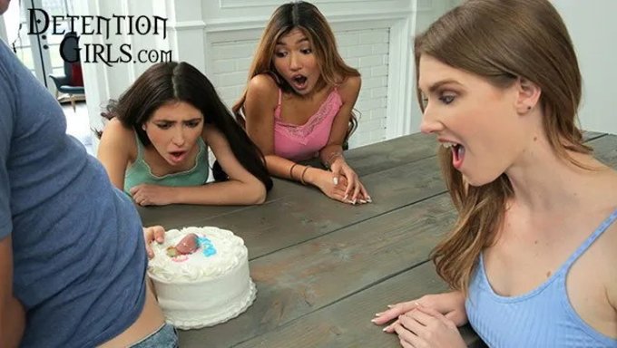 Porno De Demi-Frère Avec Trois Filles Excitées Et Un Mec Chanceux