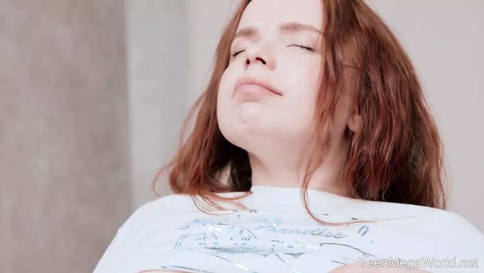 Une Rousse Se Laisse Aller À Jouer En Solo Tout En Étudiant