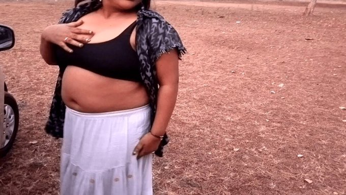 La Femme Et Le Petit Ami Indiens Ont Une Romance En Plein Air Avec Un Massage Sensuel Et Des Jeux De Tétons
