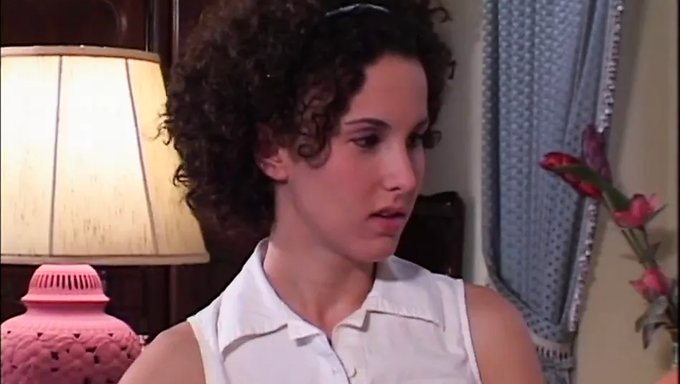 La Belle-Sœur De 18 Ans Prend Son Premier Goût De Strapon Avec Sa Belle-Mère