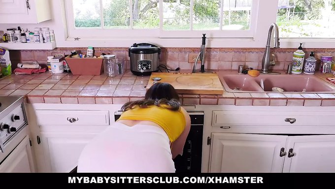 La Baby-Sitter Adolescente Et Sexy A Une Rencontre Passionnée Avec Son Patron