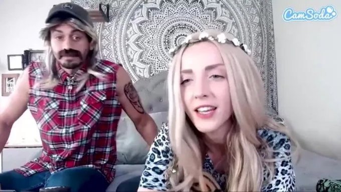 Parodie Sauvage Avec Une Petite Blonde En Action
