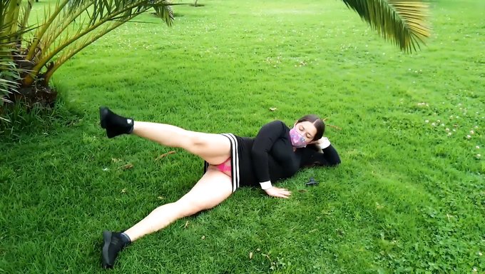 Le Beau-Fils Latina Mature Se Fait Baiser Par Un Jeune Étalon Dans Le Parc