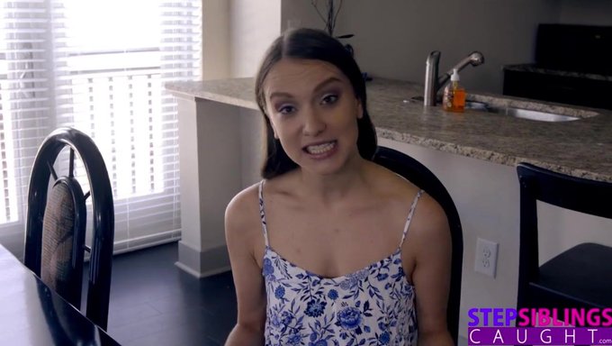 L'Adolescente Izzy Lush Demande À Son Demi-Frère De Prendre Son Pied Dans Une Vidéo Chaude