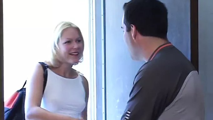 La Baby-Sitter Américaine Se Fait Baiser Par Un Homme Excité