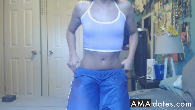 Danse Sensuelle D'Un Couple Amateur Dans Le Salon