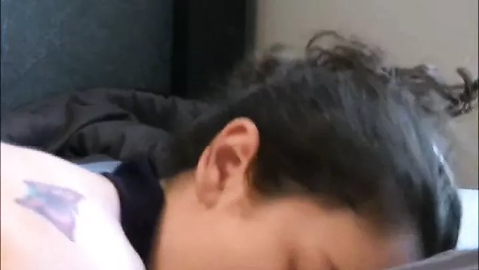 Une Femme Reçoit La Visite Surprise De Son Petit Ami Avec Une Grosse Bite
