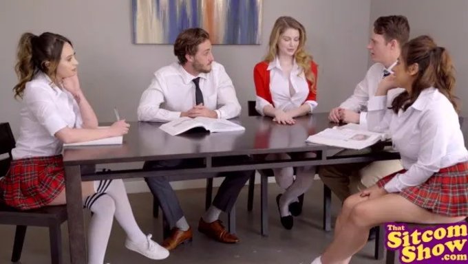 Nat Et Jo Jouent Dans Une Session De Sexe De Groupe Chaude
