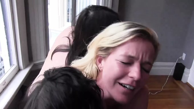 Trois Magnifiques Lesbiennes Se Livrent À Un Trio Chaud