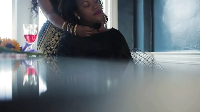Une Dominatrice Desi Séduit Une Africaine Soumise Pour Un Jeu Érotique