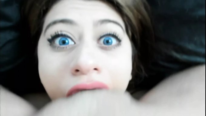 Un Contact Visuel Intense Lors D'Une Fellation Avec Un Jeune Artiste De 18 Ans Et Plus