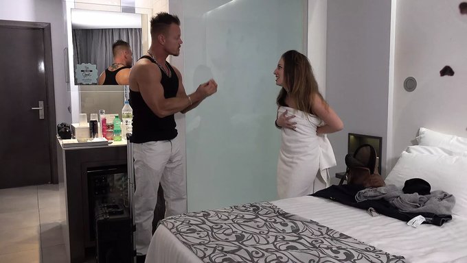 Sexe Brutal D'Un Couple Allemand Dans Une Chambre D'Hôtel Avant Le Départ