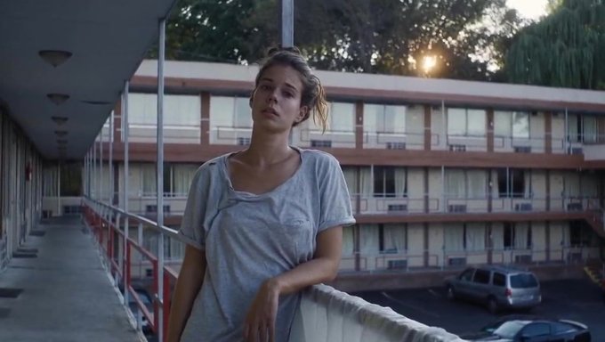 Laia Costa Dans La Nature: Une Critique De Vida 2018