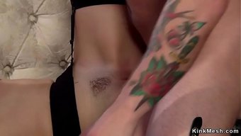 Un Trio Bourré De Bondage Met En Scène Le Majordome Avec Deux Partenaires Esclaves.