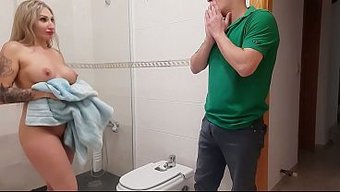 La Douche Monte D’un Cran Quand Ma Belle-Mère Blonde À Gros Seins Me Laisse La Baiser.