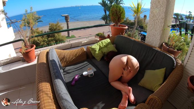 Une Milf Rousse Se Fait Plaisir En Public Avec Un Gode Et De Petits Seins