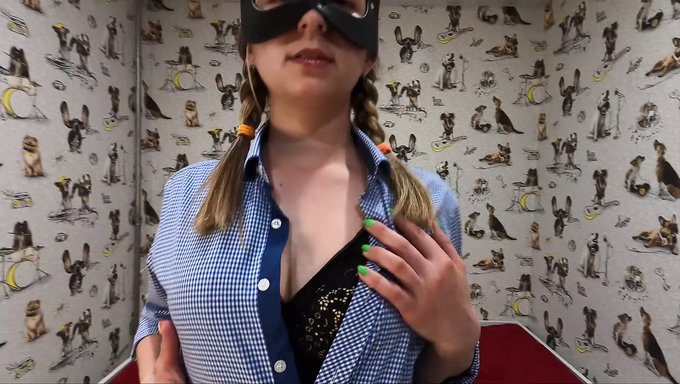 Une Étudiante De 18 Ans Explore Sa Sexualité Avec Une Éjaculation Féminine