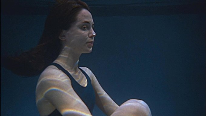 Les Gros Seins Naturels D'Eliza Dushku Dans Une Scène De Douche