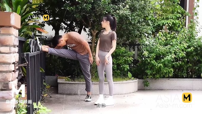 Une Vidéo Asiatique Faite Maison Présente L'Expérience Anale D'Un Étudiant