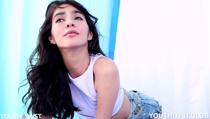 Première Fois En Latex Avec Une Latina Reçoit Une Interview Chaude