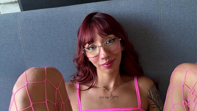 Première Sodomie Avec Une Petite Bombe Sublime.