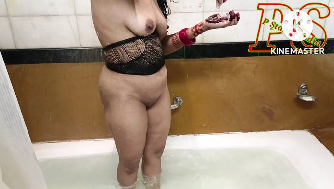 Gros Seins Naturels Et Tétons Dans Une Vidéo Drôle De Salle De Bain