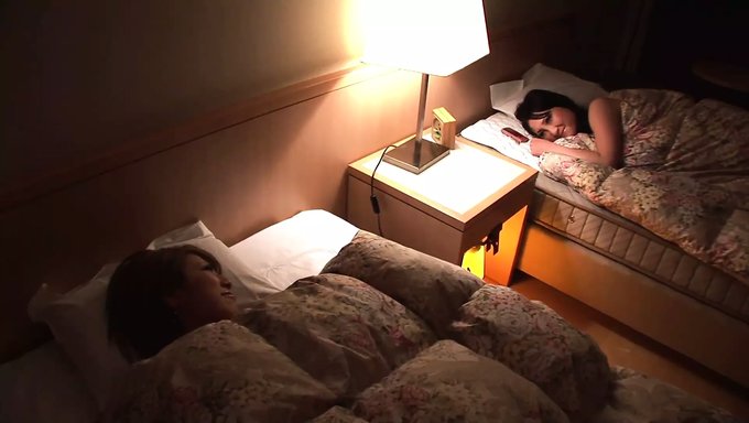 Trio Bisexuel Avec Action Orale En Gros Plan Et Plaisir Bisexuel