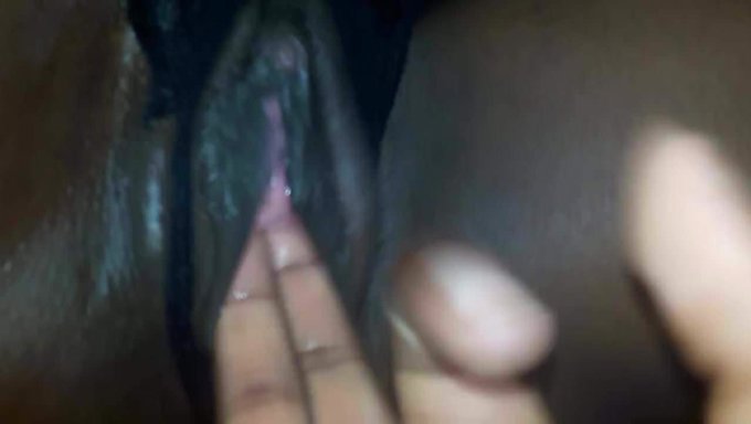 Black Ébène Se Fait Doigter Et Gicle