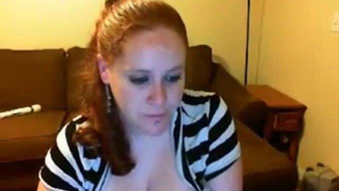 Rousse Potelée Aux Seins Naturels Se Masturbe Devant Sa Webcam