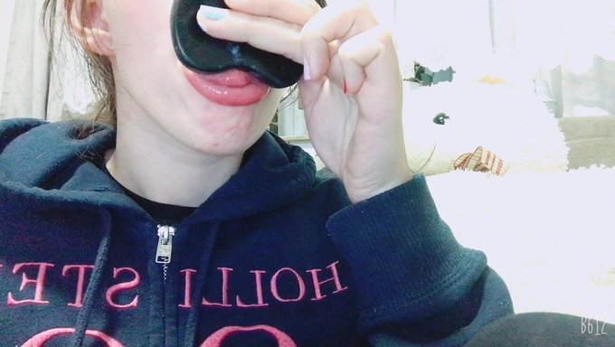 Une Fille Européenne Avec Des Accolades Donne Une Gorge Profonde Et Un Facial Dans Une Vidéo Hd