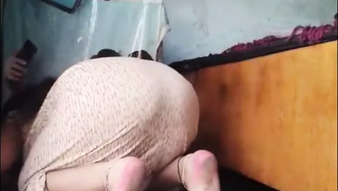 Une Milf Amateur Avec Un Énorme Cul Lave Le Sol En Vue Rapprochée
