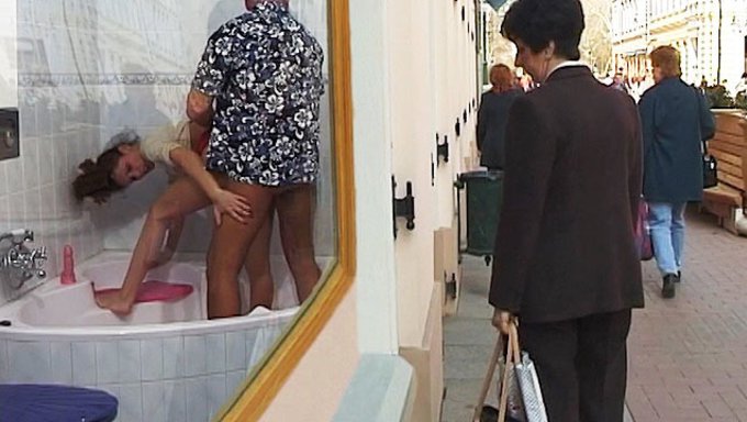 Un Couple Amateur Devient Sauvage En Public Avec Une Gorge Profonde Et Une Sodomie Brutale