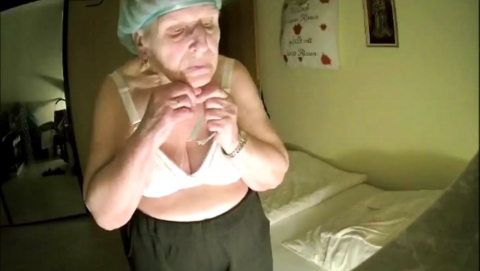 Des Caméras Espion Capturent Une Grand-Mère Mature Dans La Chambre À Coucher