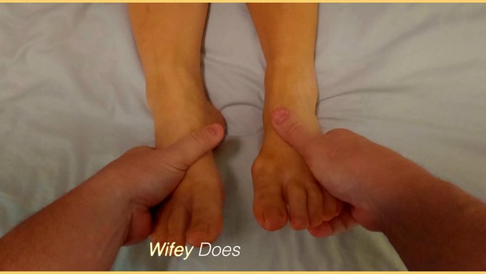 Image Pov Du Massage Des Pieds De La Femme