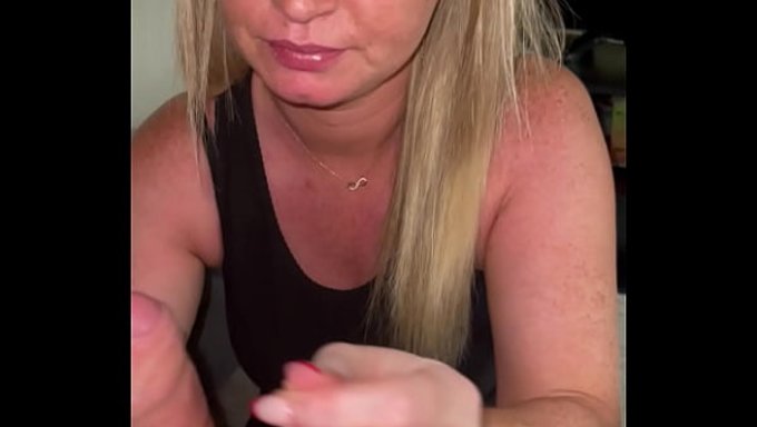 Un Gros Pervers S’est Tapé Sa Belle-Mère Avec Une Énorme Queue Dans Une Session Bien Chaude.