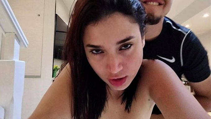 La Jolie Fille S'Assoit Sur La Grosse Bite Du Gars.