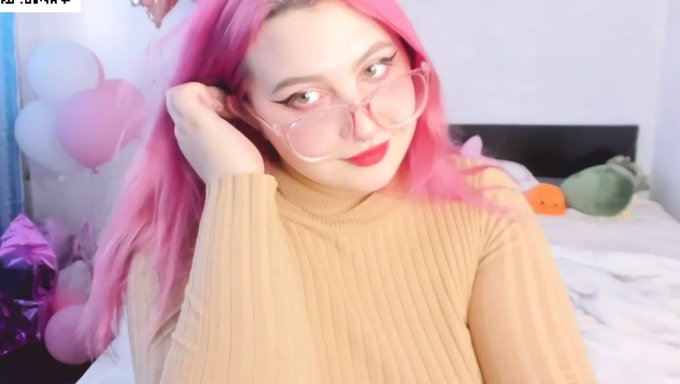 Une Étudiante Potelée Exhibe Ses Gros Seins Naturels Sur Webcam