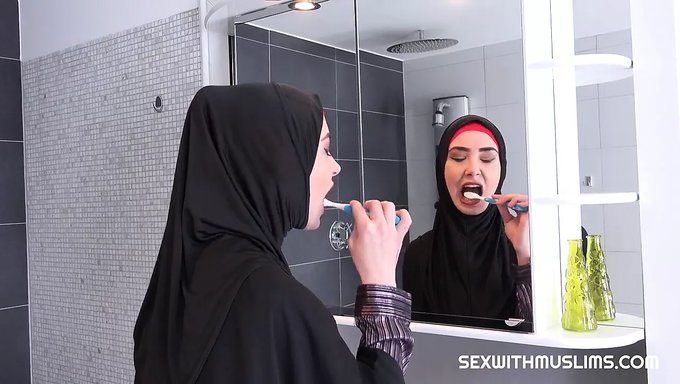 Une Épouse Musulmane Dévoilant Ses Gros Atouts Dans La Salle De Bain
